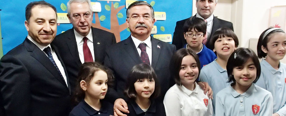 Savunma Bakanı Yılmaz, Türk okulunu ziyaret etti